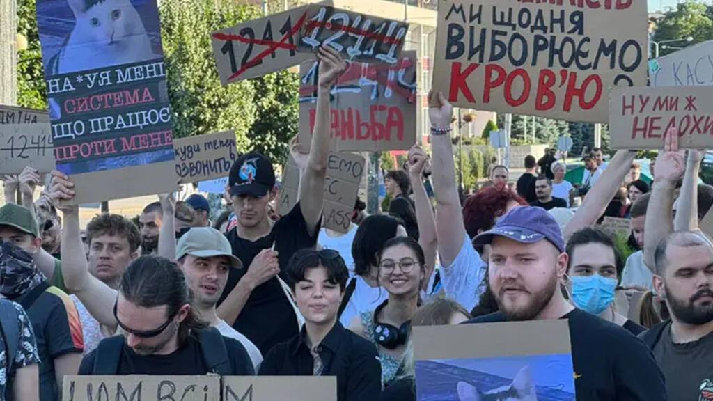“Я хочу в ЄС, а не в 2013”: Масові протести по всіх містах: що відбувається