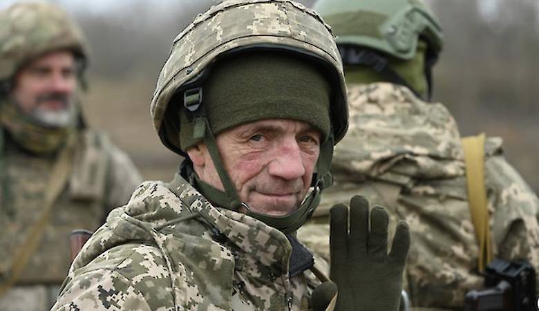 Зеленський дозволив військову службу за контрактом для громадян віком 60+: закон уже підписано