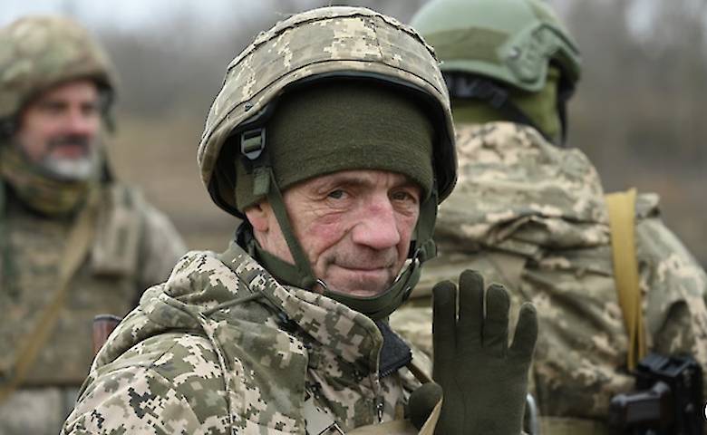Зеленський дозволив військову службу за контрактом для громадян віком 60+: закон уже підписано