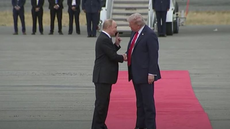 Трамп зустрів Путіна на Алясці, президенти потиснули руки