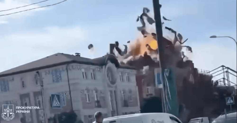 «Шахеди» атакували Харків: є постраждалі, момент «прильоту» зняли на відео