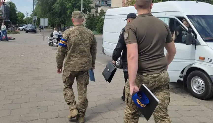 У Чepкacax cвящeнник нaпaв з cокиpою нa пpaцівників ТЦK під чac пepeвіpки докyмeнтів