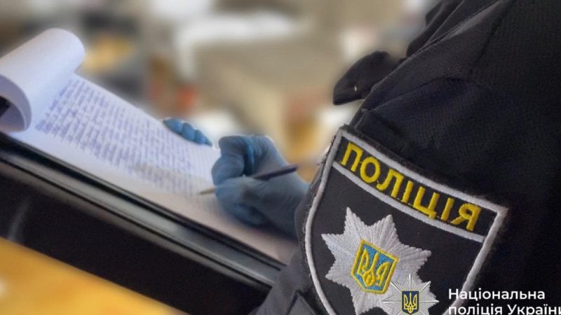 У Києві люди у формі та поліцейські затримали чоловіка просто на парковці: відео