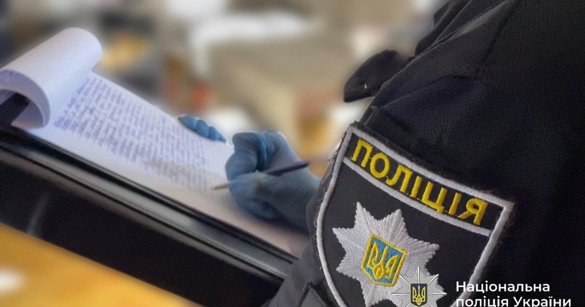 У Києві люди у формі та поліцейські затримали чоловіка просто на парковці: відео
