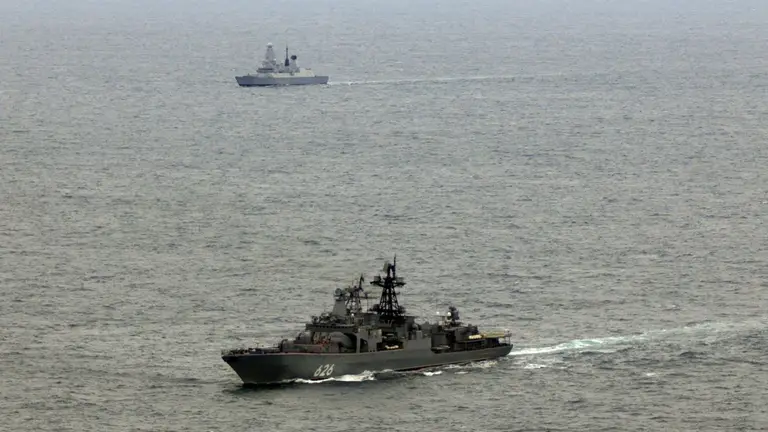 Російський військовий корабель перехопили в територіальних водах Великої Британії