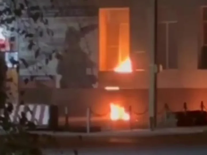 У Росії молодь підпалила військкомат у Ставропольському краї (відео)