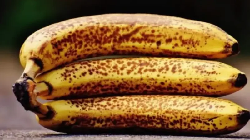 Якщо ви щодня їсте банани з чорними цятками, ваш організм відчує такі наслідки