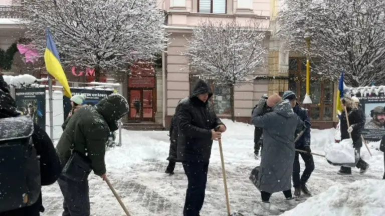 «Це така традиція»: мер Івано-Франківська розчищав сніг на вулицях міста разом з комунальниками