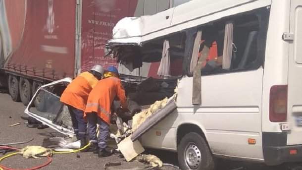 Страшное ДТП на трассе «Киев-Чоп»: 10 человек погибли, 10 пострадали