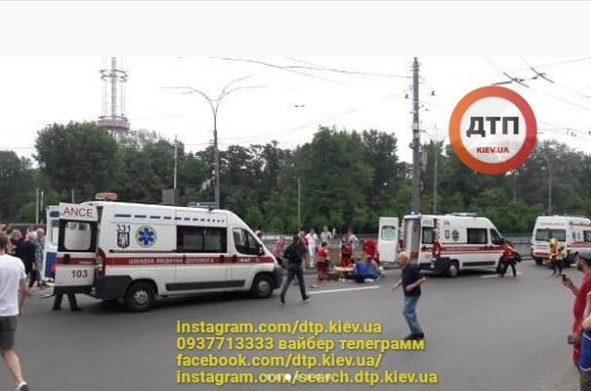 В Киеве авто влетело в людей на тротуаре. Видео