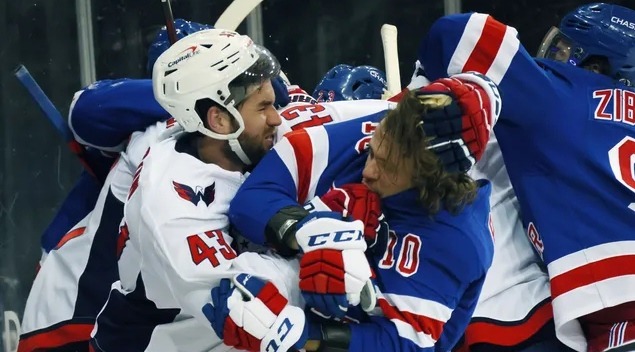 Канадский хоккеист избил двух россиян в матче НХЛ. Видео