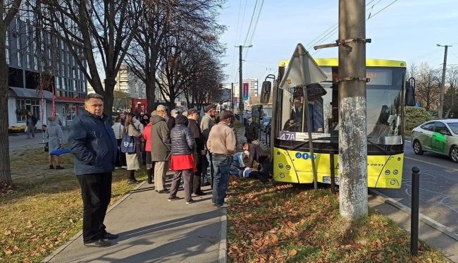 Помер за кермом: у водія автобуса у Львові стався серцевий напад