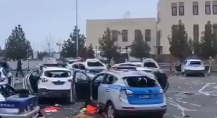 Протести в Казахстані: у Мережі показали відео з десятками спалених поліцейських авто