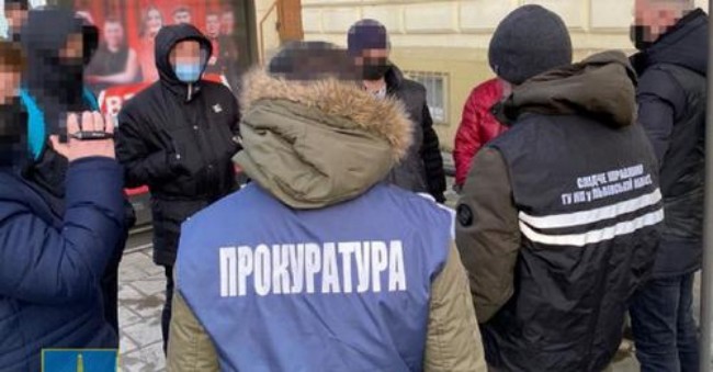 У центрі Львова на хабарі 3000 доларів затримали 47-річного адвоката