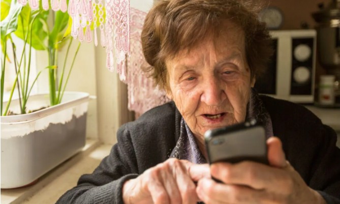 Подарувати онукам не вийде: з’ясувалося, які смартфони хочуть роздати пенсіонерам в Україні