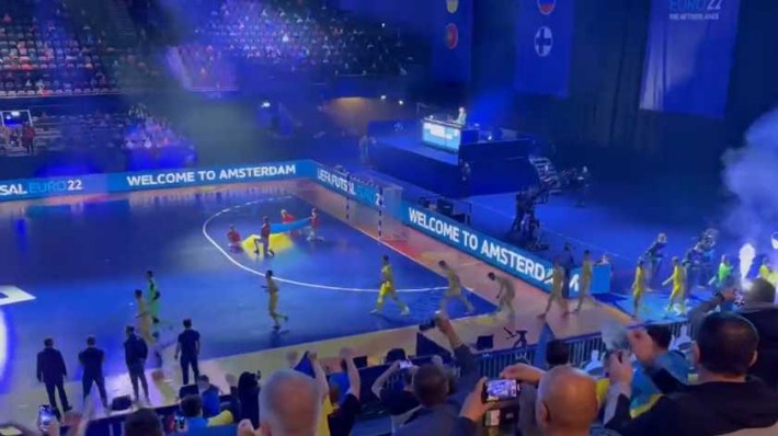 Фанати України заспівали легендарну пісню «Путін – ху*ло» на матчі з Росією в Амстердамі