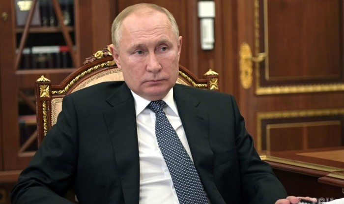 Стежте за руками: 10 знімків Путіна, які доводять, що з ним щось не так