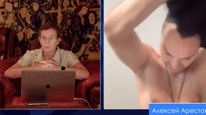 Арестович роздягнувся у прямому ефірі, засвітивши голий торс і татуювання (відео)