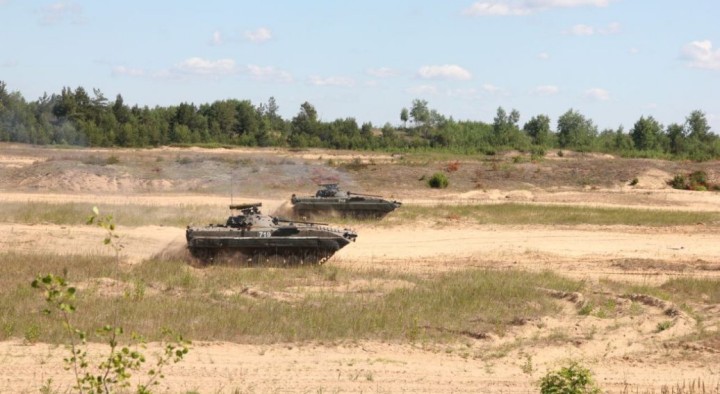 Білорусь стягує до кордону з Україною танки, польові кухні та перевозить солдатів: деталі