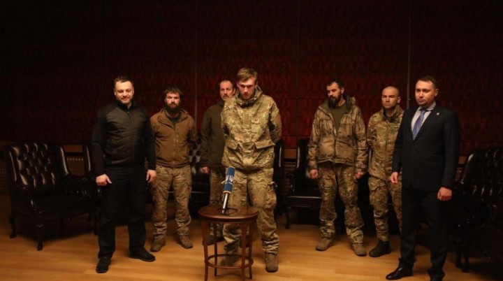 Чому п’ятеро звільнених командирів «Азовсталі» не можуть повернутися з Туреччини додому – Подоляк відповів