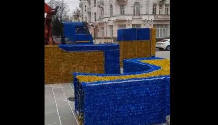 Росіянка влаштувала епічний скандал у Ростові через синьо-жовті декорації: відео