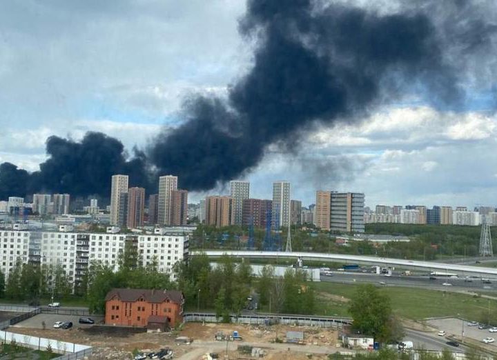 У Москві біля академії ФСБ спалахнула сильна пожежа: вулиці охопили «хмари» чорного диму (фото)