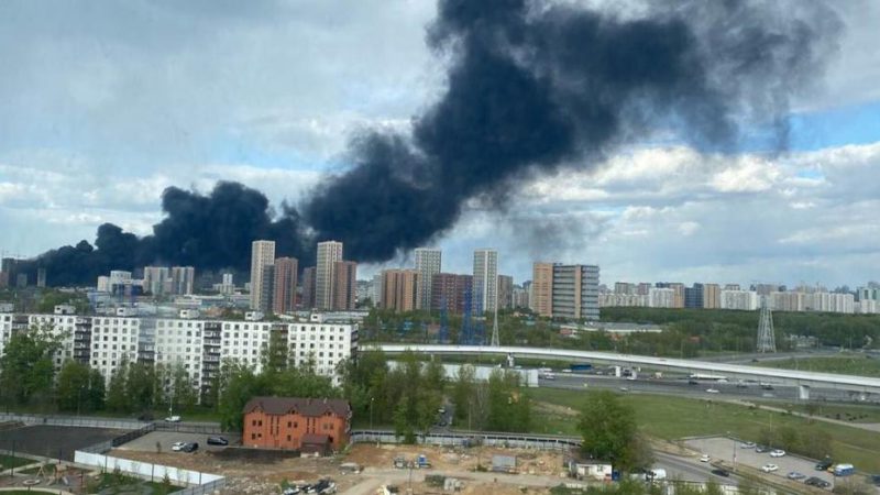 У Москві біля академії ФСБ спалахнула сильна пожежа: вулиці охопили «хмари» чорного диму (фото)