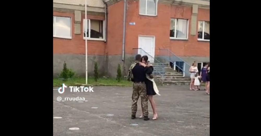 Коли тато-військовий зміг приїхати на випускний: Мережу зворушило відео зустрічі батька з донькою
