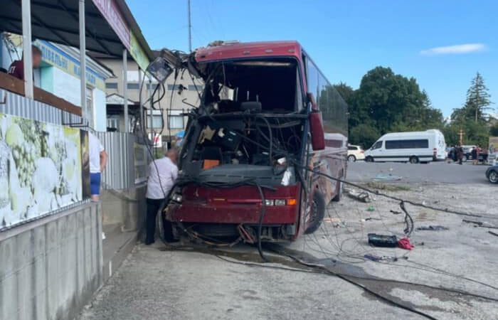 На Хмельниччині автобус з дітьми потрапив у ДТП