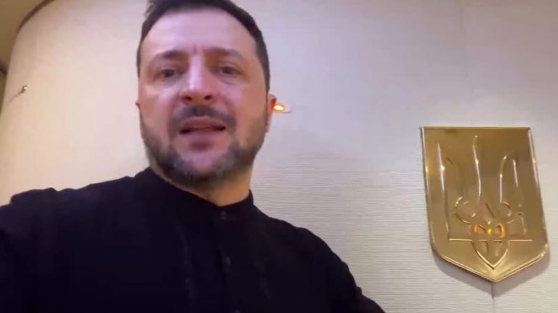 На шляху з Британії Зеленський записав нове звернення – про «лінії, з яких не можна відступити»