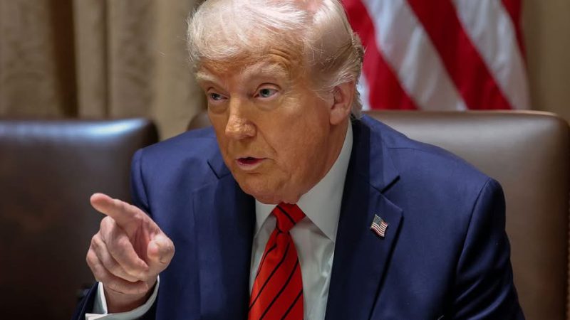 Трамп заявив Зеленському, що Україна та Росія повинні самі знайти рішення війни, — NYT