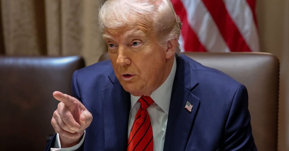 Трамп заявив Зеленському, що Україна та Росія повинні самі знайти рішення війни, — NYT