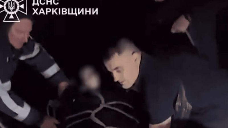11-річна дівчинка стояла на даху висотки: рятувальники 4 години заспокоювали та спускали дитину