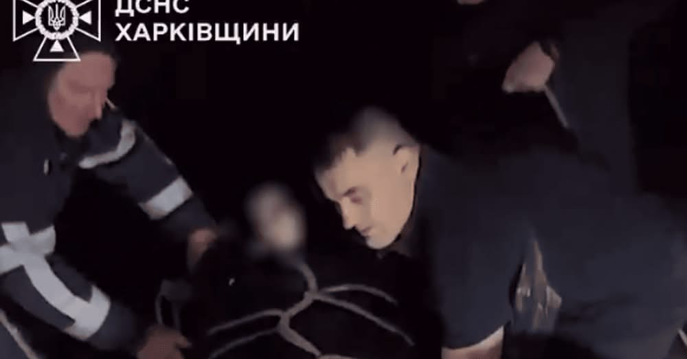 11-річна дівчинка стояла на даху висотки: рятувальники 4 години заспокоювали та спускали дитину