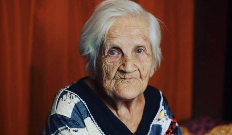 Чому той, хто в близьких вкладає душу, у старості на самоті залишається