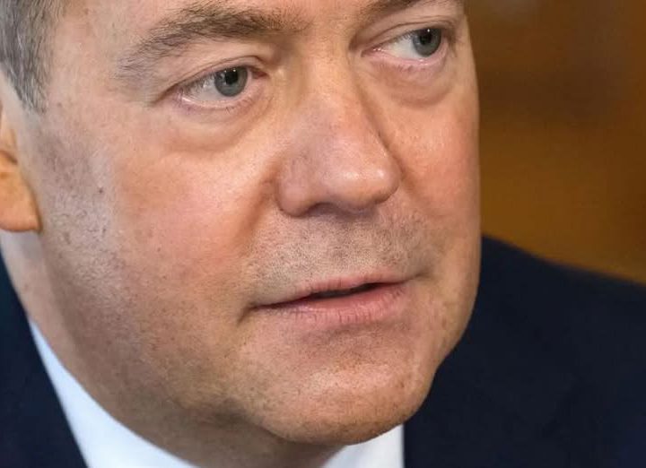Медведєв погрожує Трампу війною зі США після зміни його дедлайну