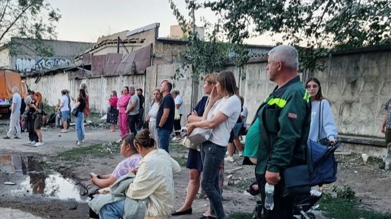 “Не втрачають надії”: у Києві під прожекторами розбирають завали на місці удару РФ, люди приносять іграшки у пам’ять про загиблих дітей