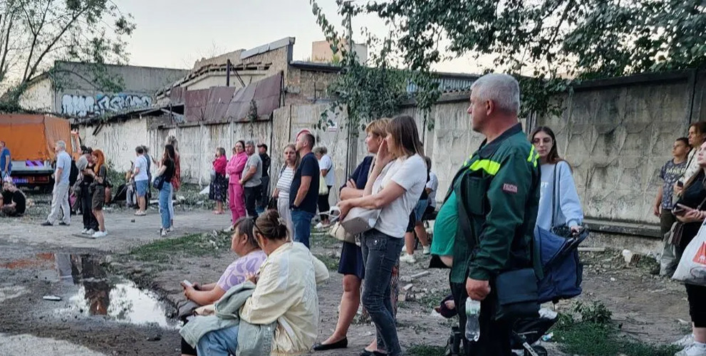 “Не втрачають надії”: у Києві під прожекторами розбирають завали на місці удару РФ, люди приносять іграшки у пам’ять про загиблих дітей