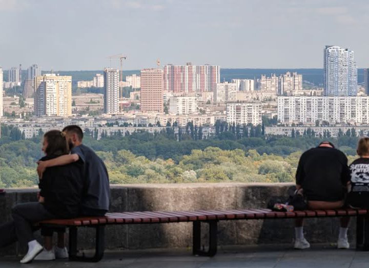 Українці незадоволені якістю життя, але бачать сенс: дослідження