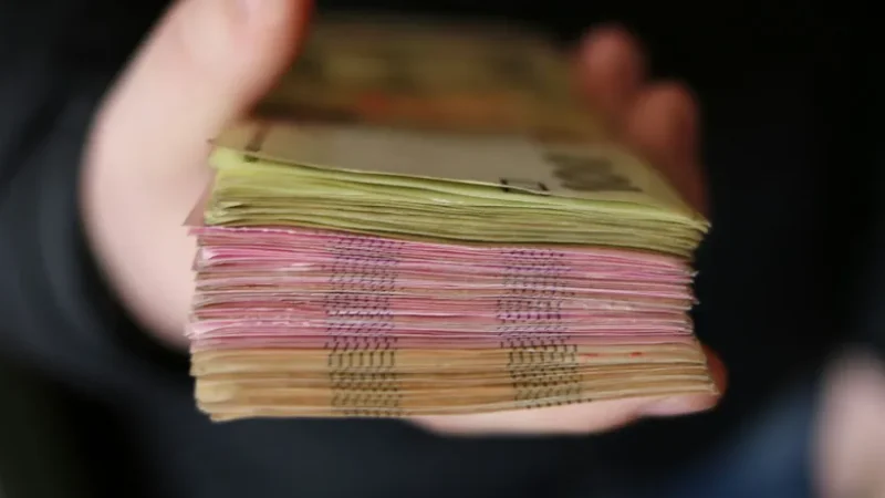 Названо оновлену зарплату прем’єрки: хто з її підлеглих в уряді отримує значно більше