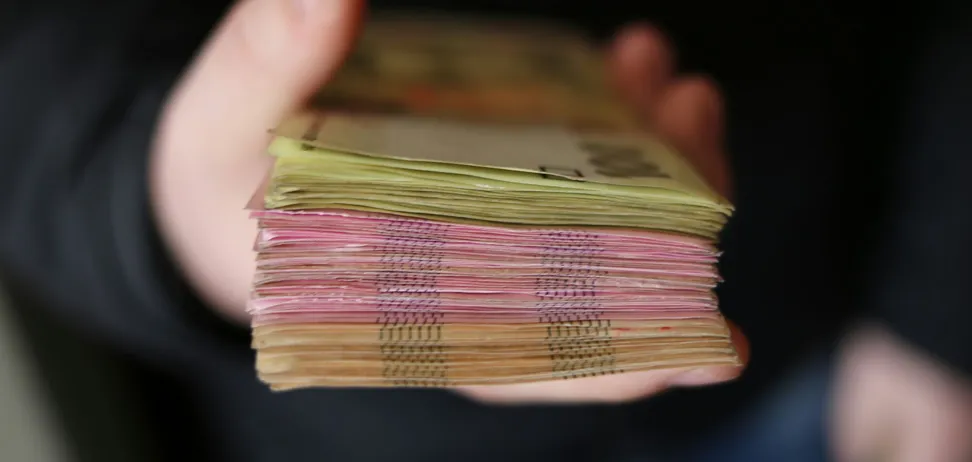 Названо оновлену зарплату прем’єрки: хто з її підлеглих в уряді отримує значно більше