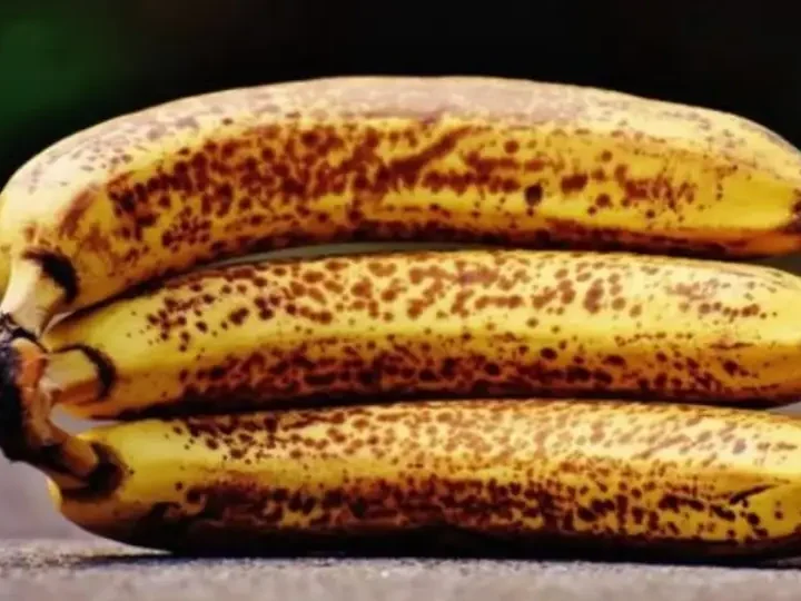 Якщо ви щодня їсте банани з чорними цятками, ваш організм відчує такі наслідки