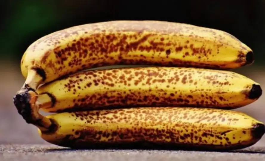 Якщо ви щодня їсте банани з чорними цятками, ваш організм відчує такі наслідки