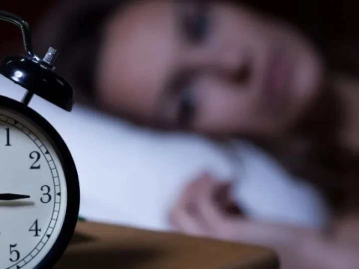 Чому ви регулярно прокидаєтесь о третій годині: причини та що з цим робити