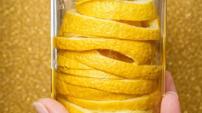 Мені 47 років — і я позбулася 12 кг зайвої ваги, набряків та болю в суглобах, випиваючи лише 1 склянку цього напою на день! Ділюся рецептом!