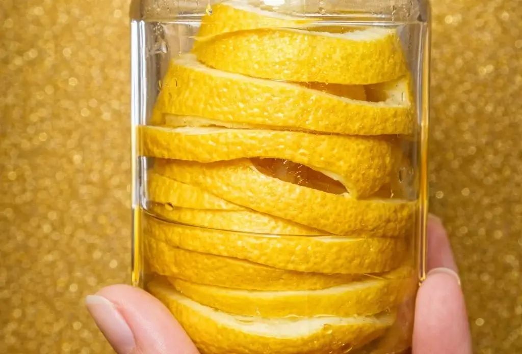 Мені 47 років — і я позбулася 12 кг зайвої ваги, набряків та болю в суглобах, випиваючи лише 1 склянку цього напою на день! Ділюся рецептом!