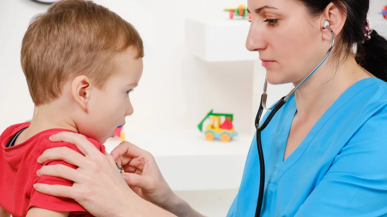 У Києві лікарка відмовилася обслуговувати дитину українською: медзаклад відреагував