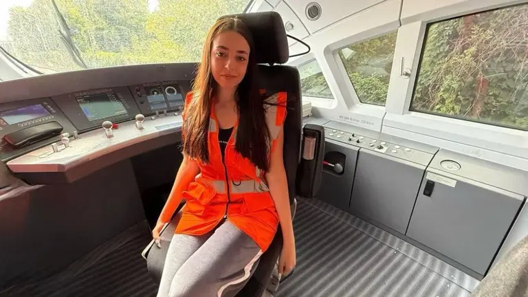 Зустрічний потяг смертельно травмував 19-річну провідницю: в УЗ розповіли деталі трагедії