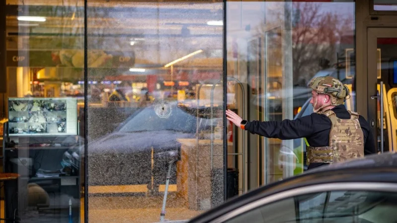 Теракт у Києві: поліцейські просто втекли з місця стрілянини, дитина залишилась в епіцентрі – відео